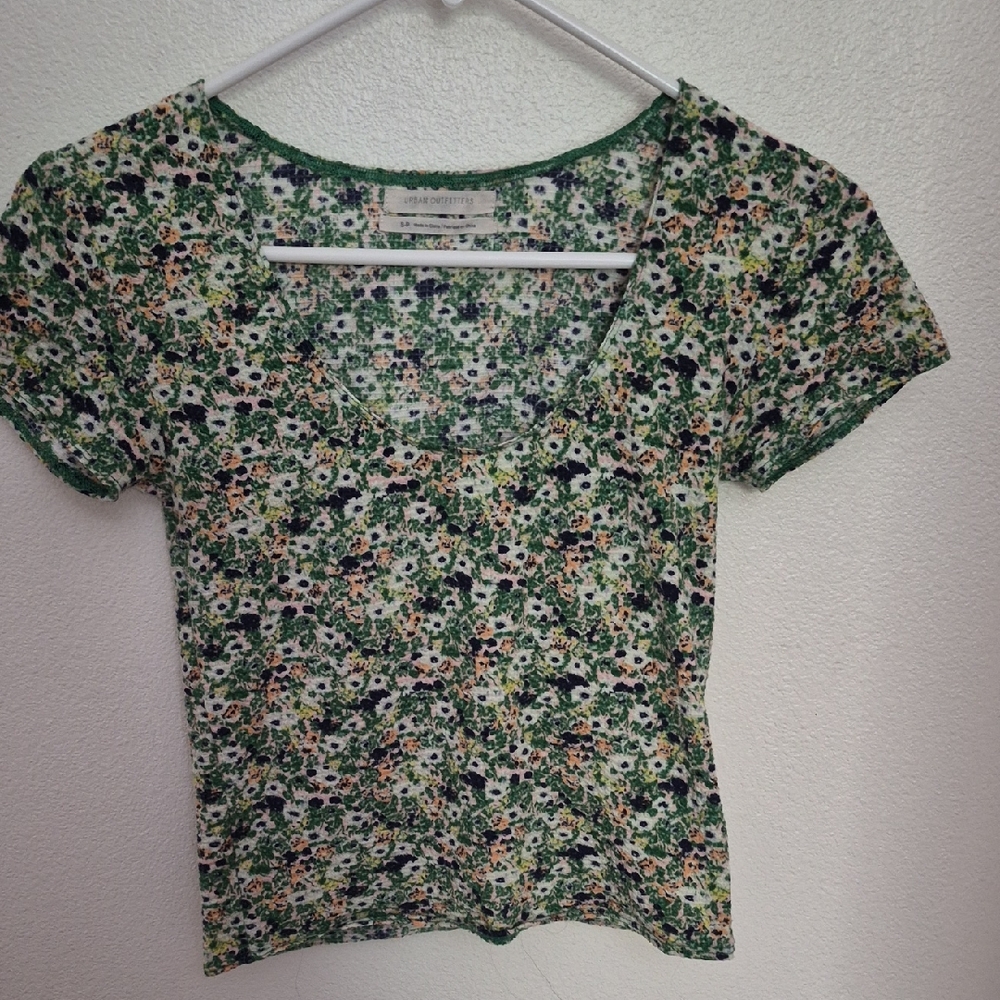 Urban Outfitters Green Floral Scoop Neck Short Sleeve Tee